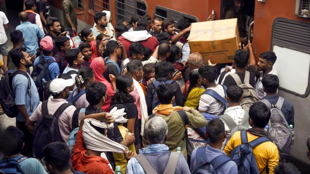 chaos-at-pataliputra-station-exam-aspirants-and-security-forces-clash-amid-rail-disruptions-in-bihar