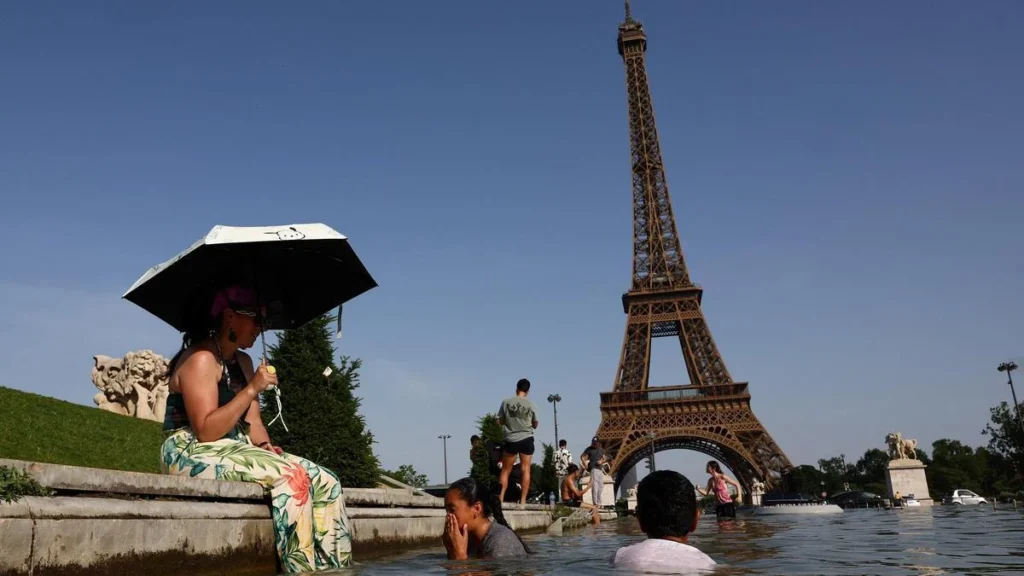 france-moves-to-ban-social-media-for-under-15s-and-outlaw-smartphones-in-high-schools-a-landmark-shift-in-digital-policy