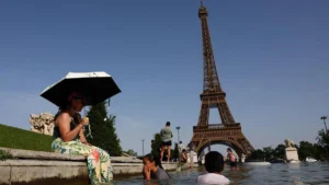 france-moves-to-ban-social-media-for-under-15s-and-outlaw-smartphones-in-high-schools-a-landmark-shift-in-digital-policy