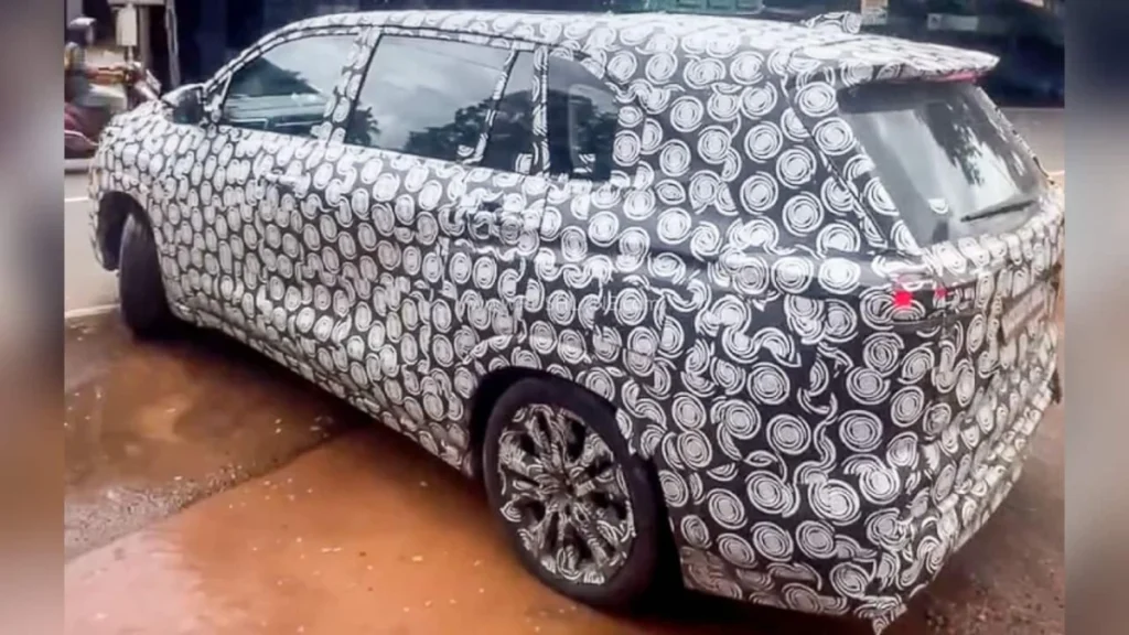 toyota-innova-hycross-facelift-spotted-is-a-major-overhaul-on-the-horizon