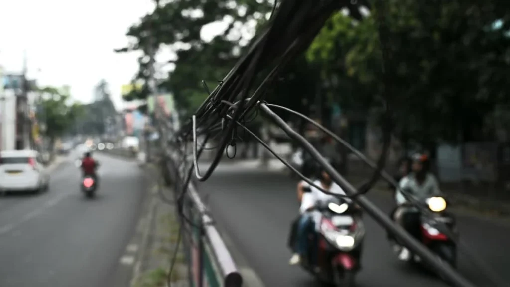 the-web-of-peril-kochis-ongoing-struggle-with-dangerous-overhead-cabling