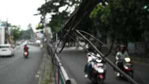the-web-of-peril-kochis-ongoing-struggle-with-dangerous-overhead-cabling