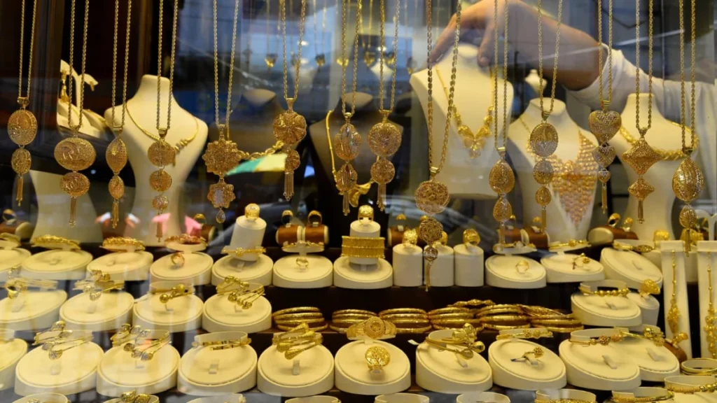 market-analysis-gold-prices-face-headwinds-amid-strong-dollar-and-persistent-high-interest-rates